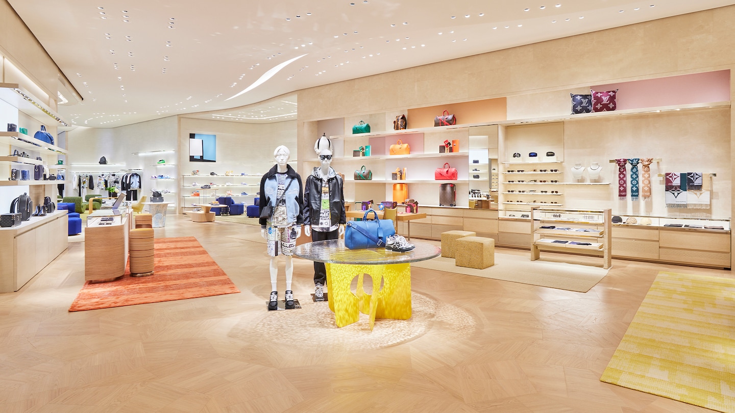 Louis Vuitton Dubai Mall Fashion Avenue in Dubai, United Arab Emirates ...