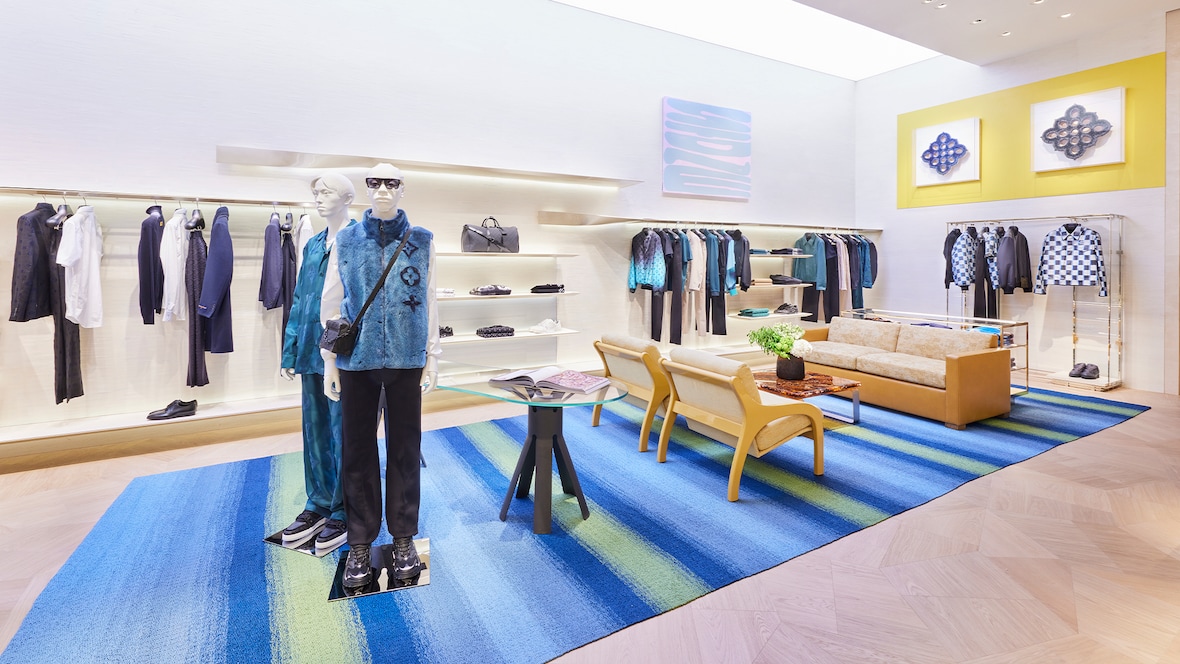 Louis Vuitton Dubai Mall Fashion Avenue in Dubai, United Arab Emirates ...