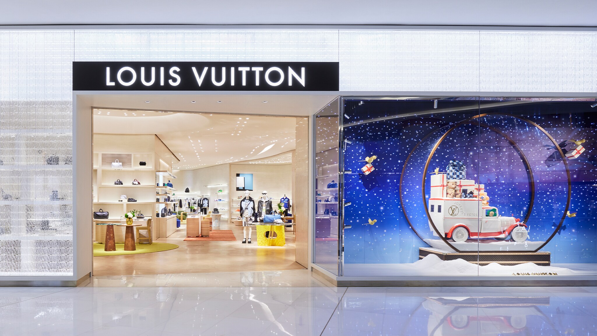 Louis Vuitton Dubai Mall Fashion Avenue in Dubai, United Arab Emirates ...
