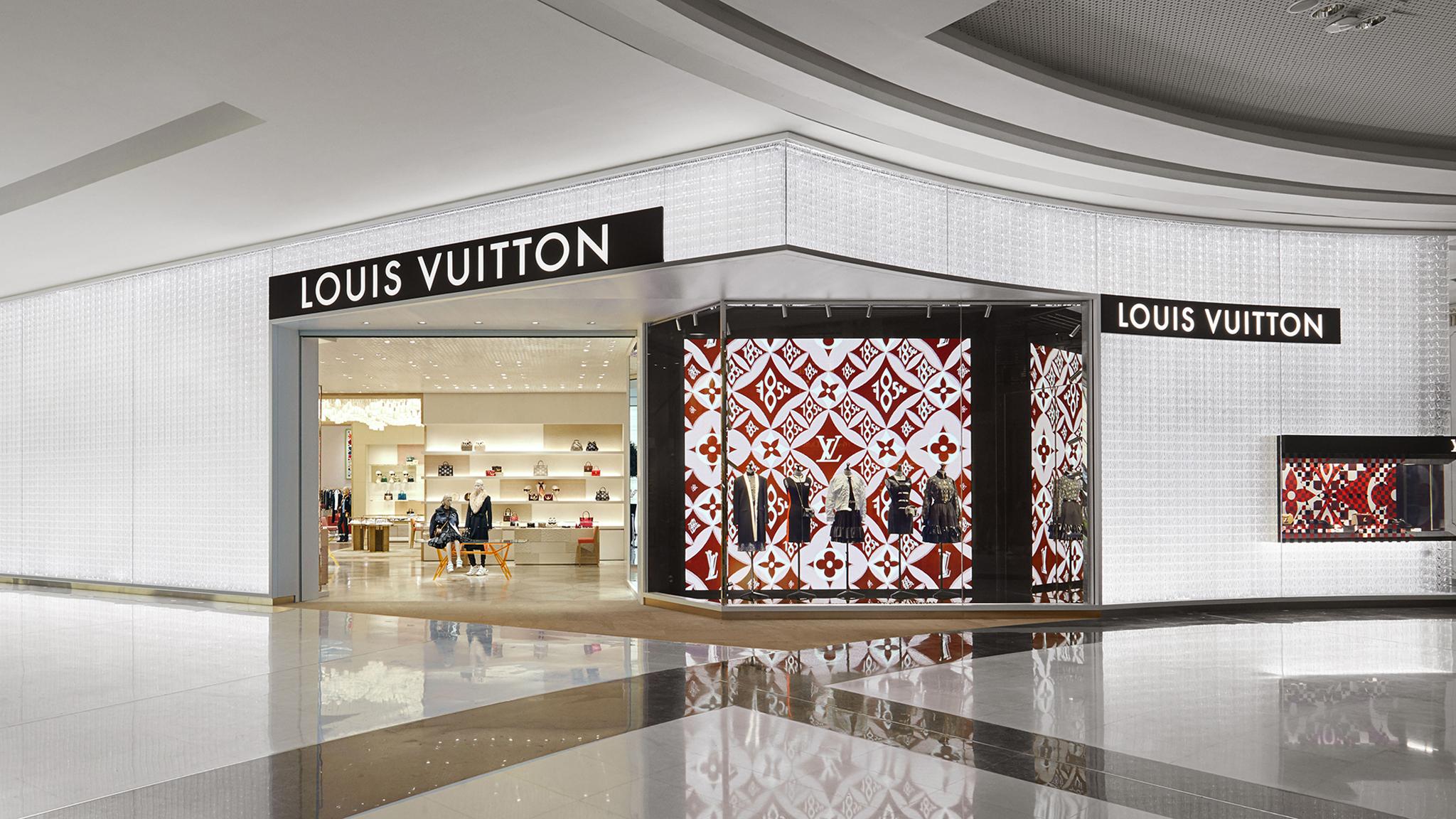 Louis Vuitton Dubai Mall Fashion Avenue in Dubai, United Arab Emirates ...