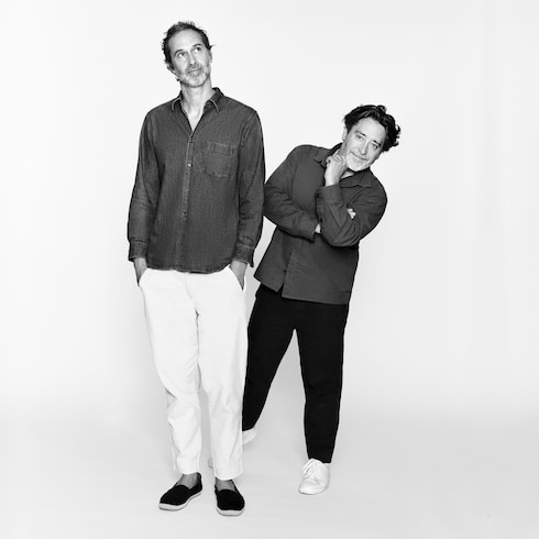 مصباح Bell Lamp على شكل جرس من تصميم Edward Barber وJay Osgerby الجلود والمواد الأخرى in الصناديق، السفر والمنزل's المنزل وفن المائدة مجموعة Objets Nomades - مجموعة أثاث collections by Louis Vuitton