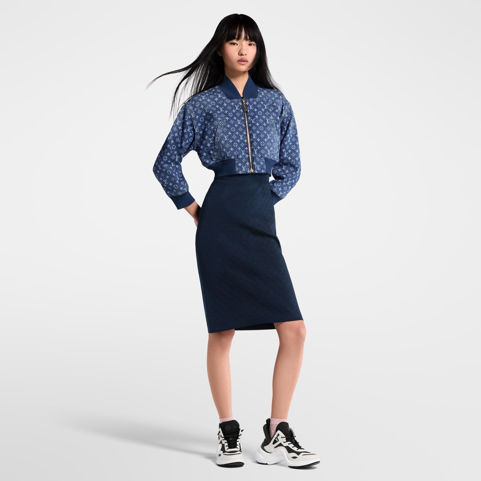 جاكيت بومبر قصير من الدنيم بنقشة Monogram  in النساء