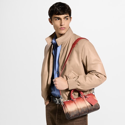 منظر جزئي لـ حقيبة Keepall Bandoulière 25 عند الارتداء