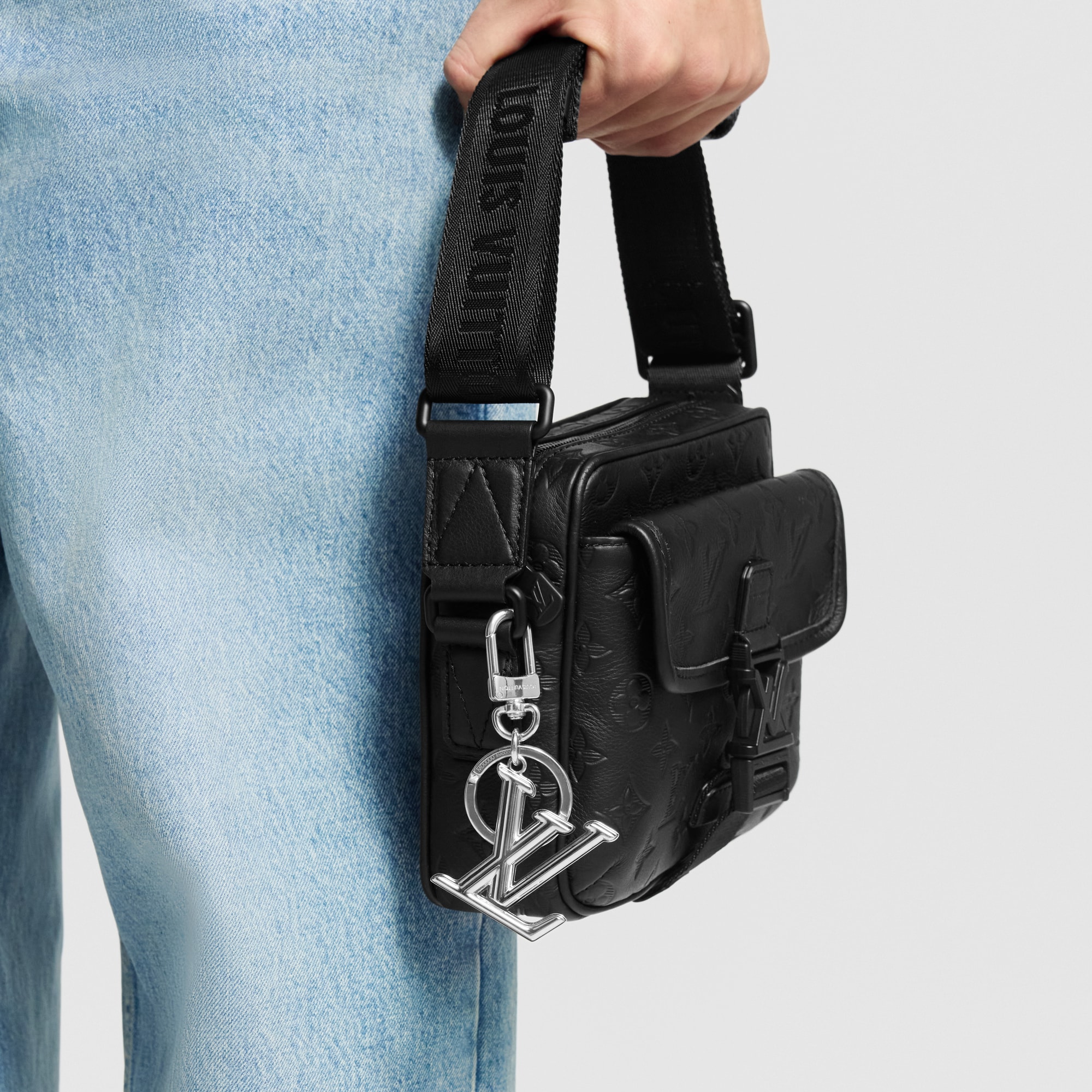 حامل مفاتيح ودلاية تزيين الحقيبة LV Dimension S00 in الرجال