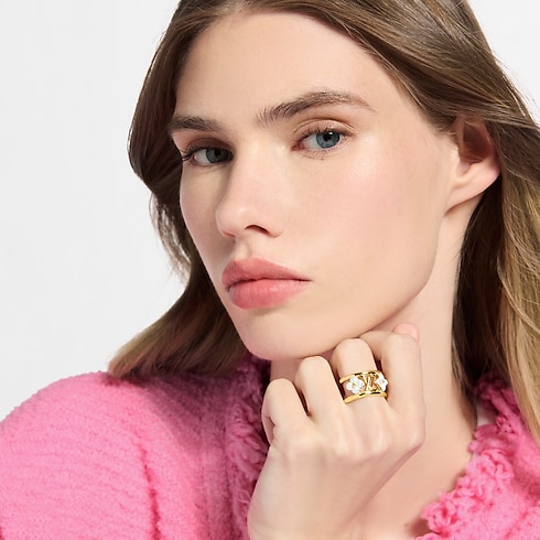 منظر لـ خاتم LV Floragram XS عند الارتداء