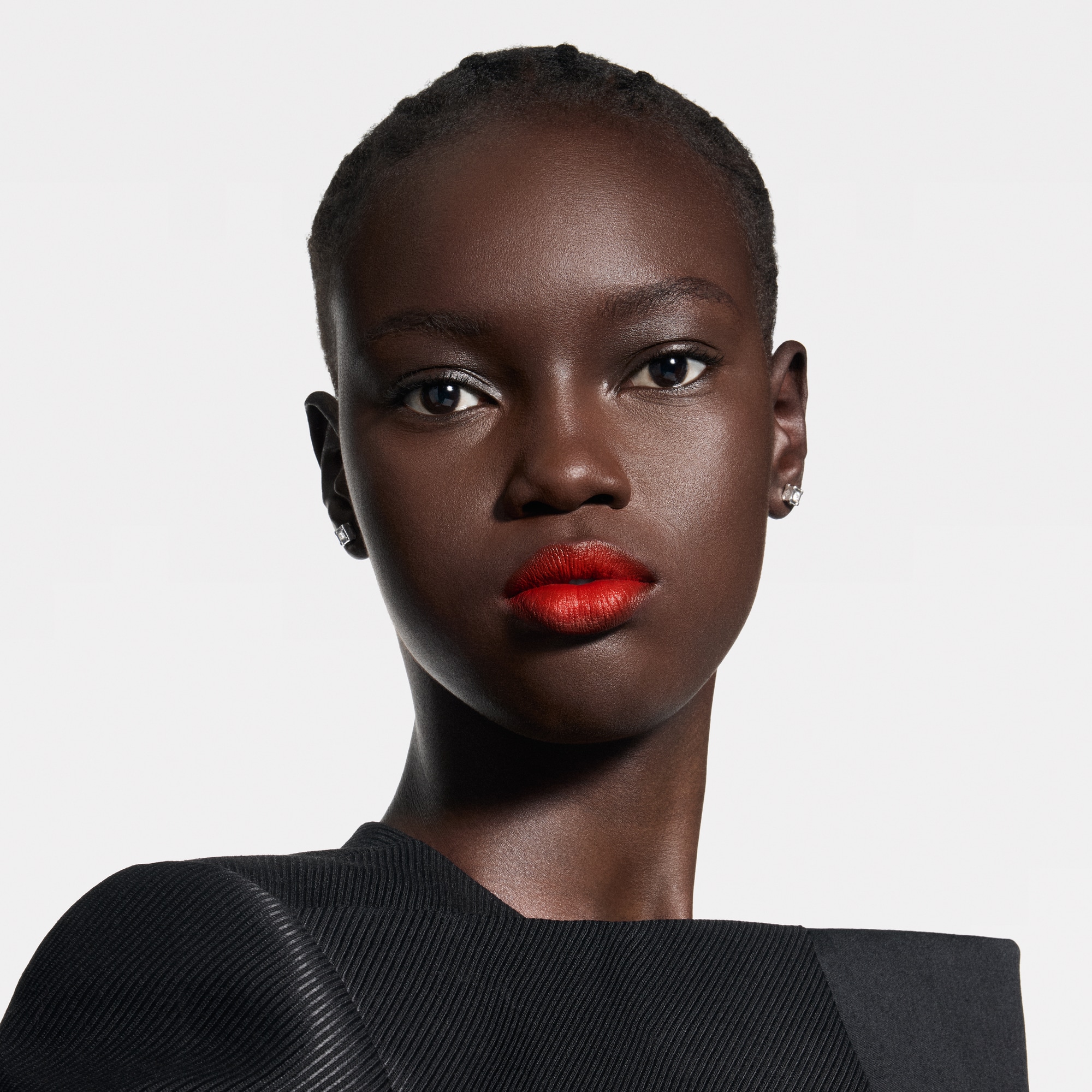 LV Rouge - أحمر شفاه غير لامع  in العطور والتجميل