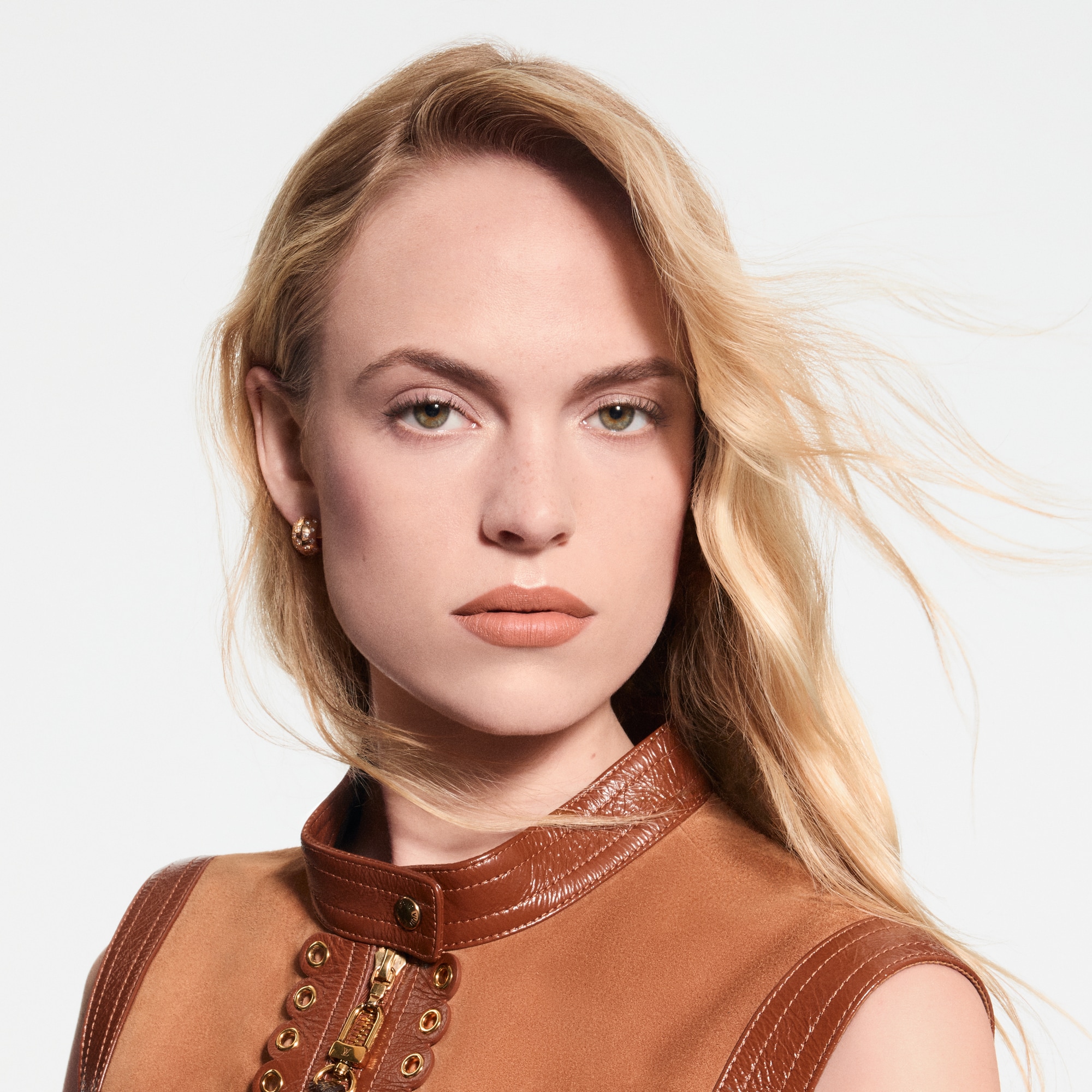 LV Rouge - عبوة إعادة تعبئة أحمر الشفاه غير اللامع  in العطور والتجميل