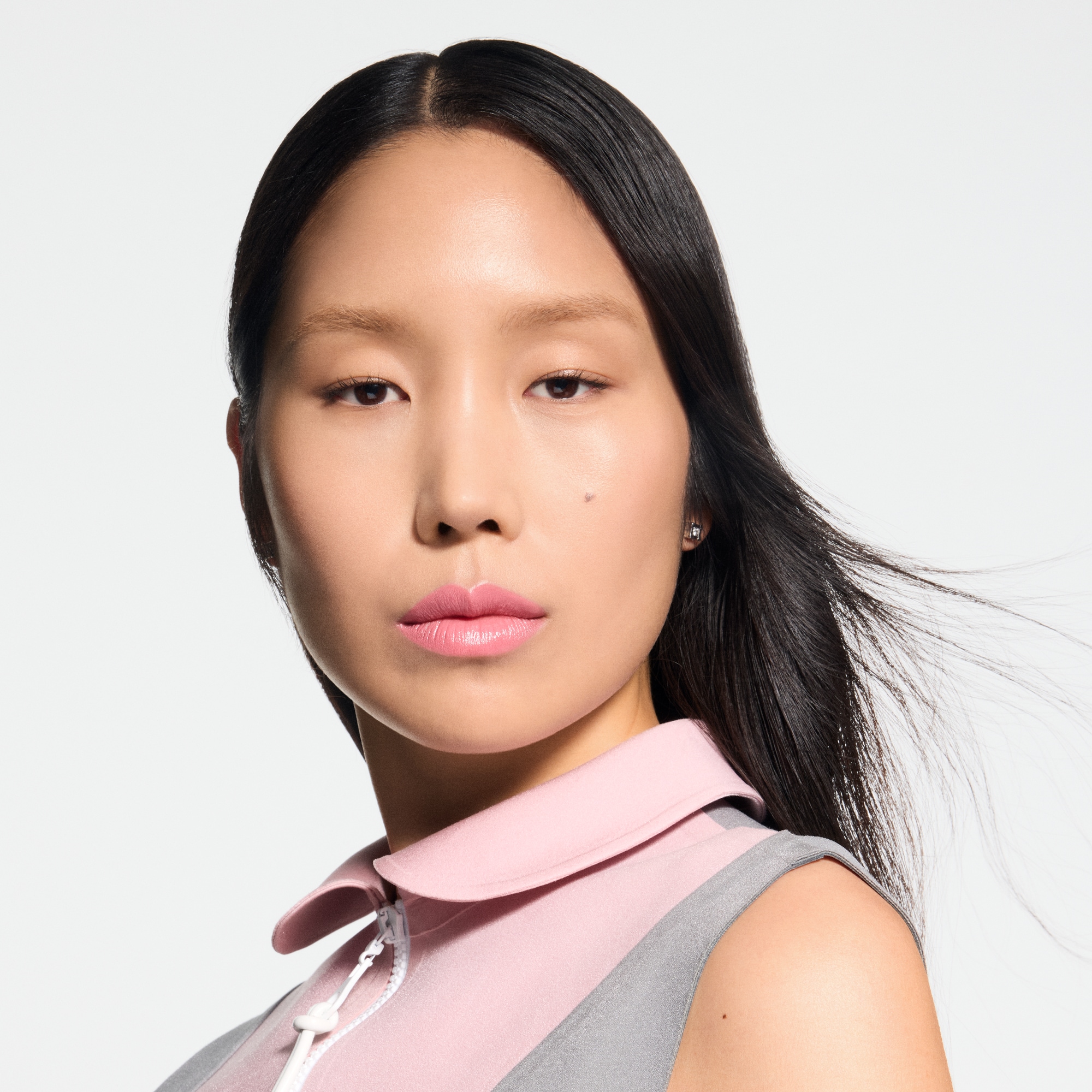 LV Rouge - عبوة إعادة تعبئة أحمر الشفاه الساتان  in العطور والتجميل