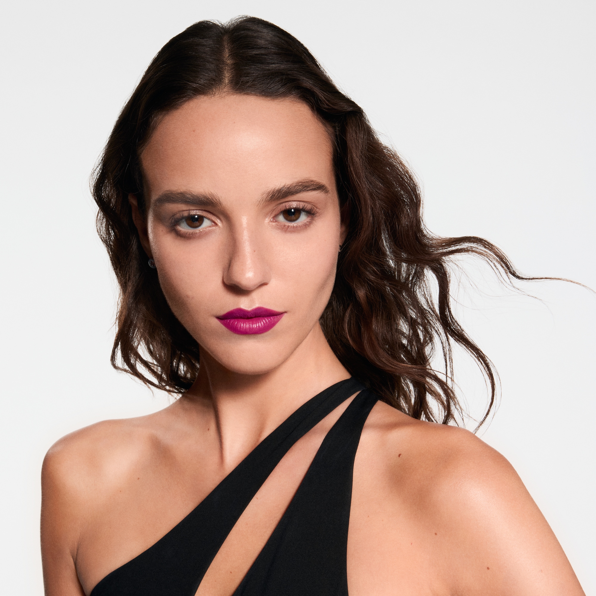 LV Rouge - عبوة إعادة تعبئة أحمر الشفاه الساتان  in العطور والتجميل