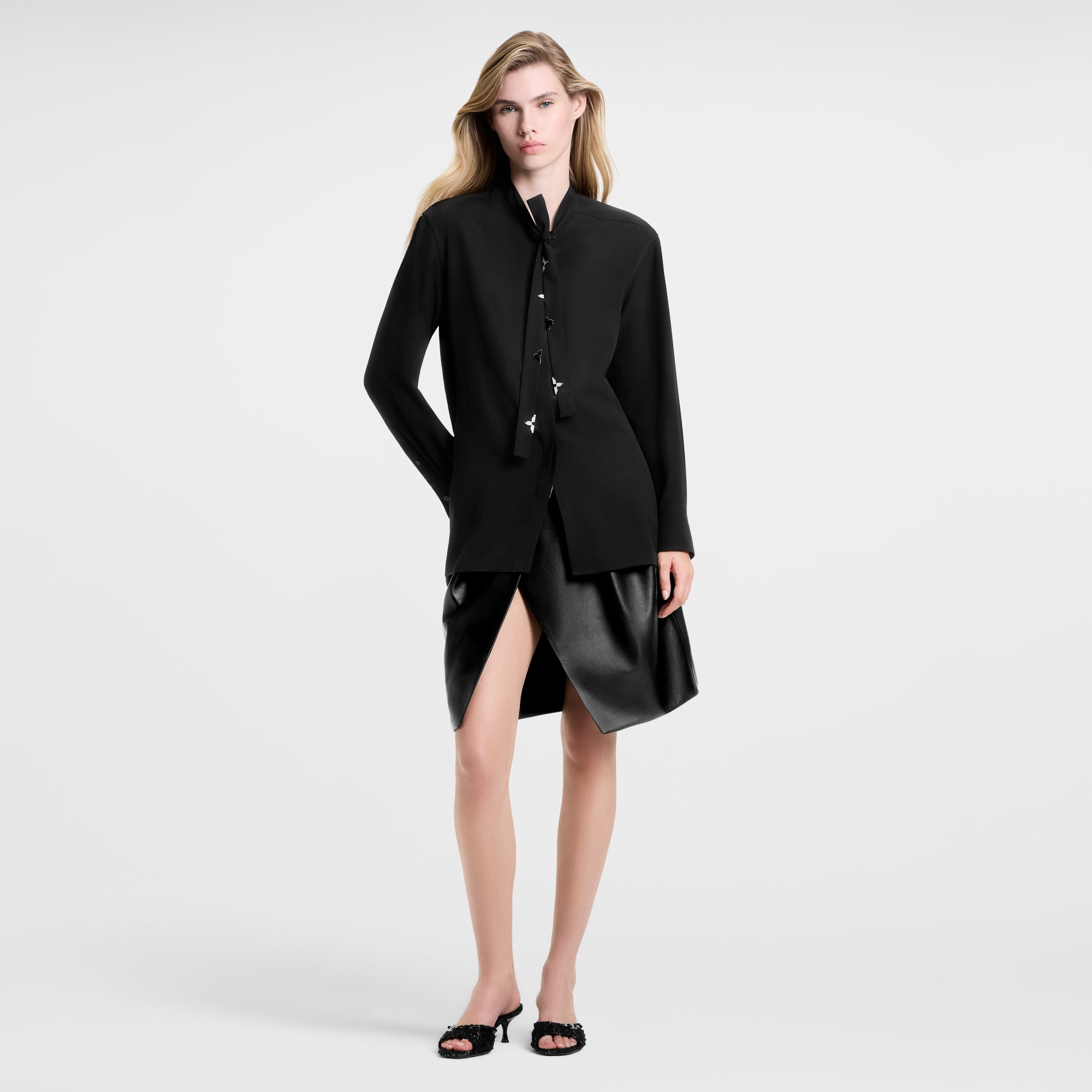 بلوزة بياقة Lavallière مزينة بنقشة Monogram  in النساء