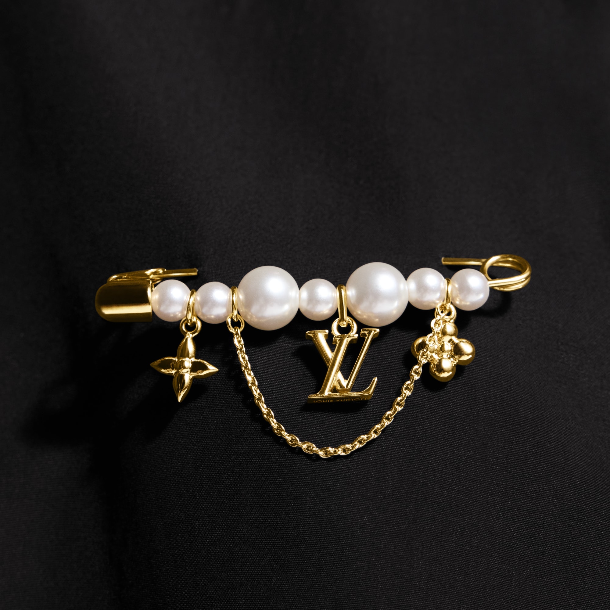 Pearl River Brooch S00 in Women