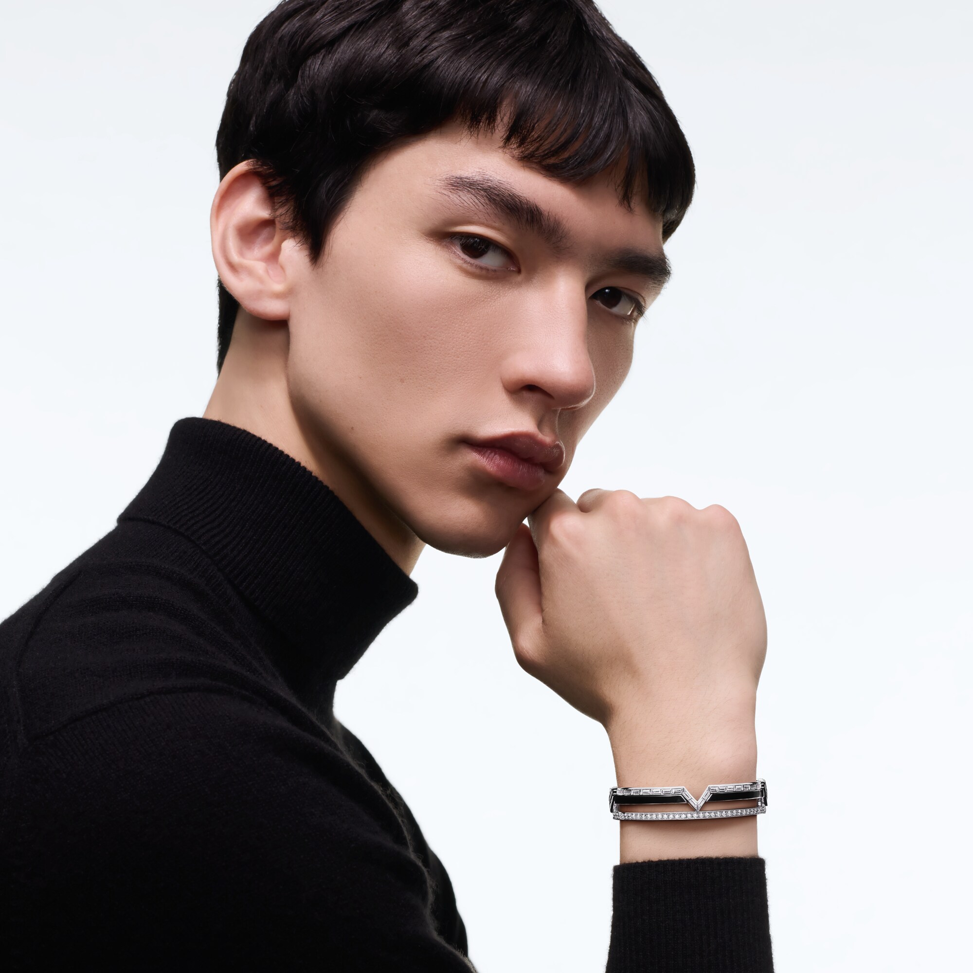 سوار Pure V، من الذهب الأبيض والطلاء الأسود والألماس  in Les Extraordinaires