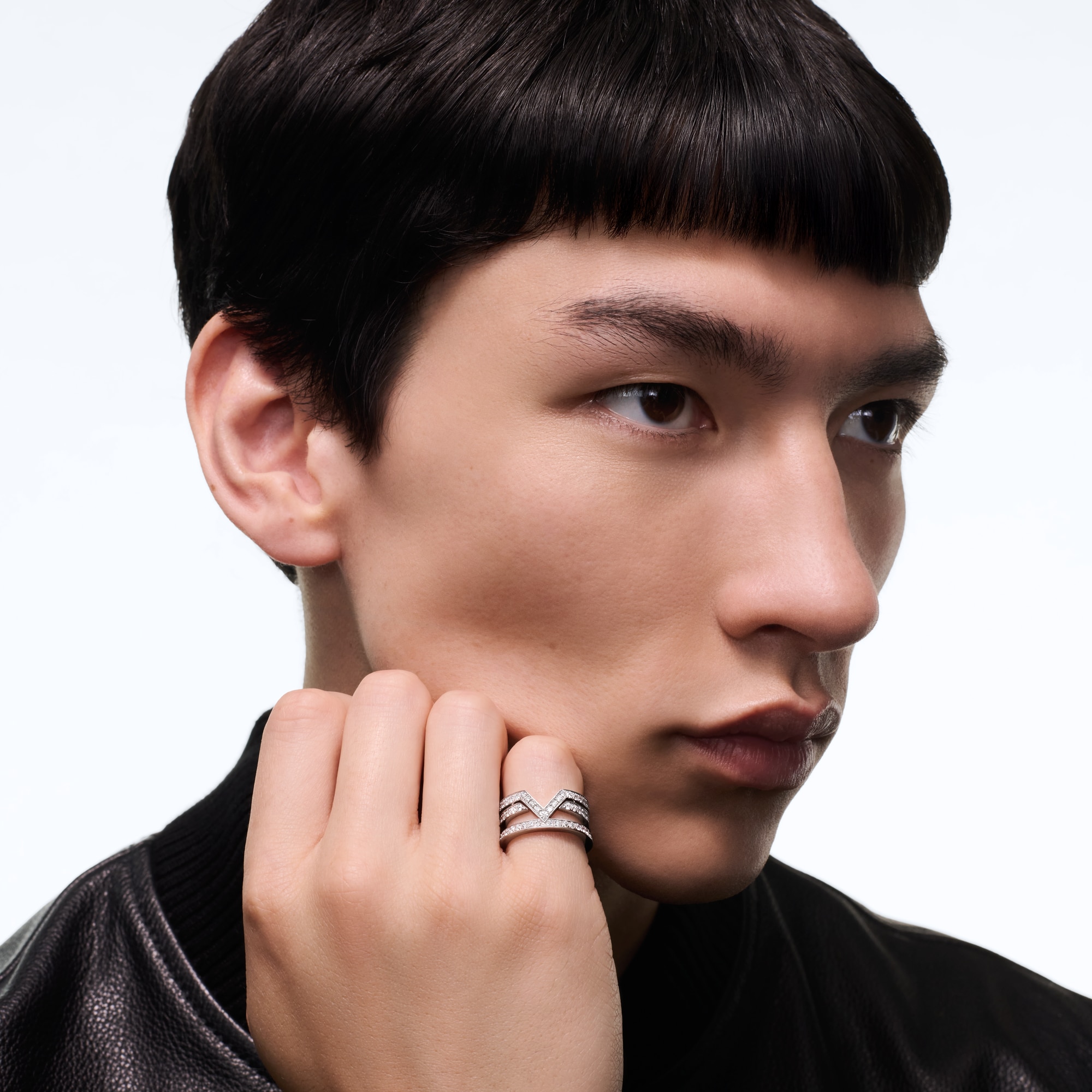 خاتم Pure V من الذهب الأبيض والألماس  in Les Extraordinaires