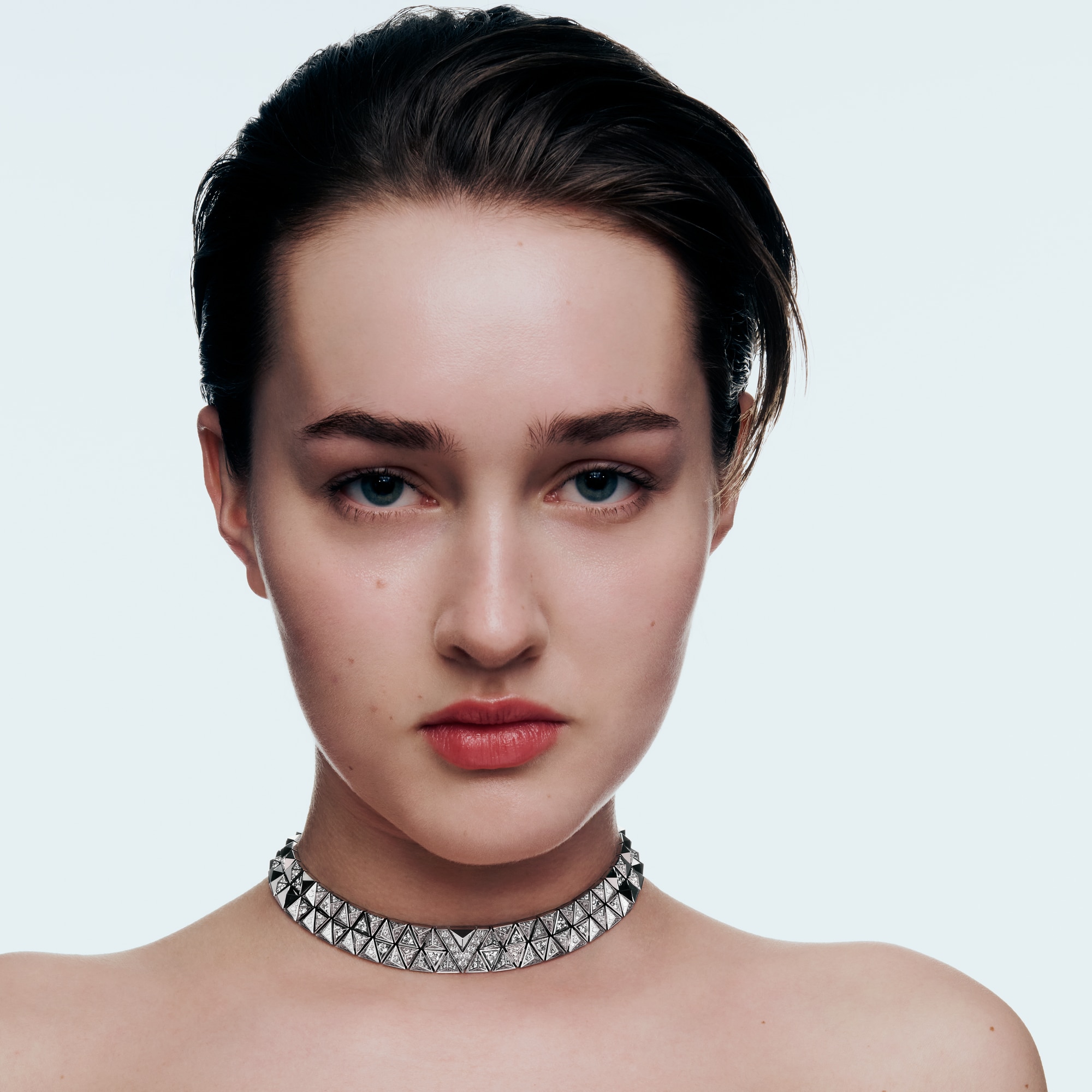 عقد Pure V من صفين، من الذهب الأبيض والألماس  in المجوهرات