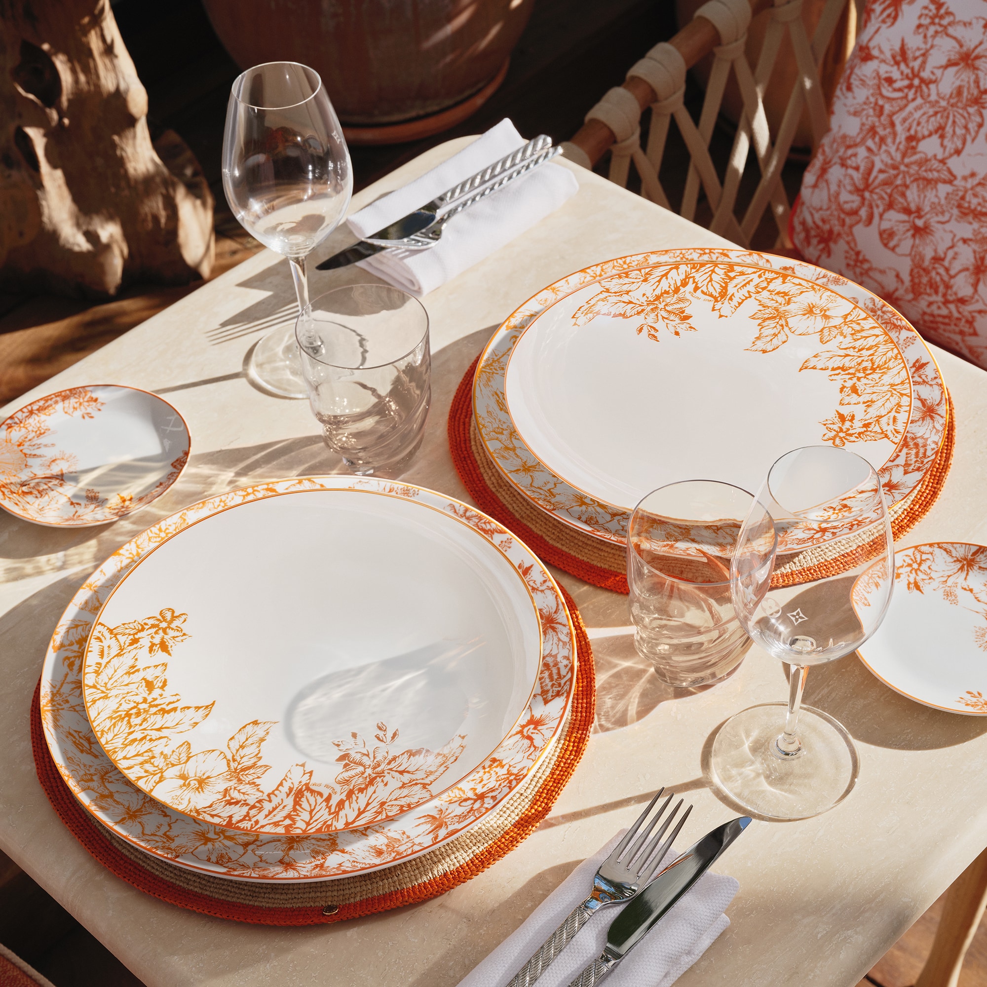 مجموعة LV By The Pool، تتكون من طبقين لتقديم الحلوى  in الصناديق، السفر والمنزل