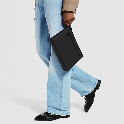 حقيبة Takeoff Pouch الصغيرة LV Aerogram in الرجال's مجموعة السفر إكسسوارات السفر collections by Louis Vuitton (تكبير صورة المنتج)