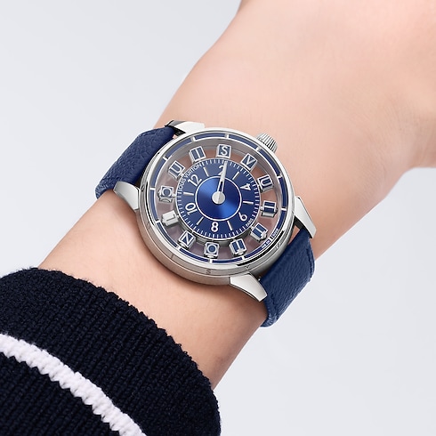 صورة ساعة Tambour Spin Time Air، أوتوماتيك، 42.5 مم، من الذهب الأبيض في أجواء العرض
