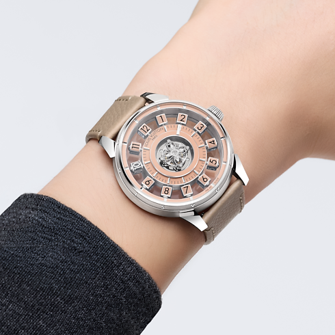 صورة ساعة Tambour Spin Time Air Flying Tourbillon، أوتوماتيك، 42.5 مم، بلاتين في أجواء العرض